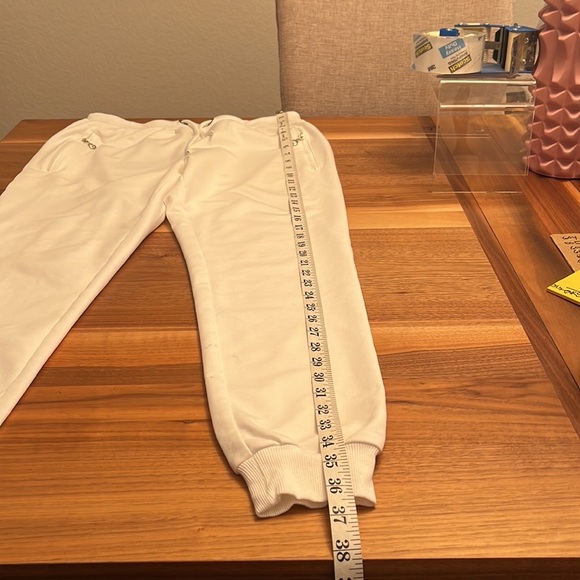 NWOT Ouber Joggers pants
Excellent Condition
Size M.
Pockets.
#653 - Picture 9 of 10